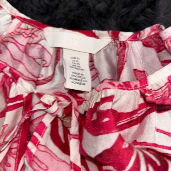 H&M Flair mini hot pink floral dress in a size XL. Light and airy. Very dainty - Picture 6 of 11
